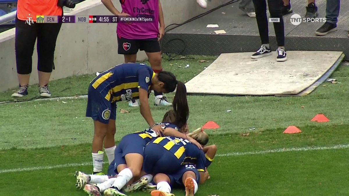 Rosario Central 🟨🟦🟨 le ganó 2-1 a Newell's 🟥⬛️ en el primer clásico rosarino femenino de la historia de la AFA ⚽️🇦🇷. Fue por la 12ª fecha del Torneo Apertura. Convirtieron Lourdes Palavecino-Daiana Gómez / Milagros Rivas.