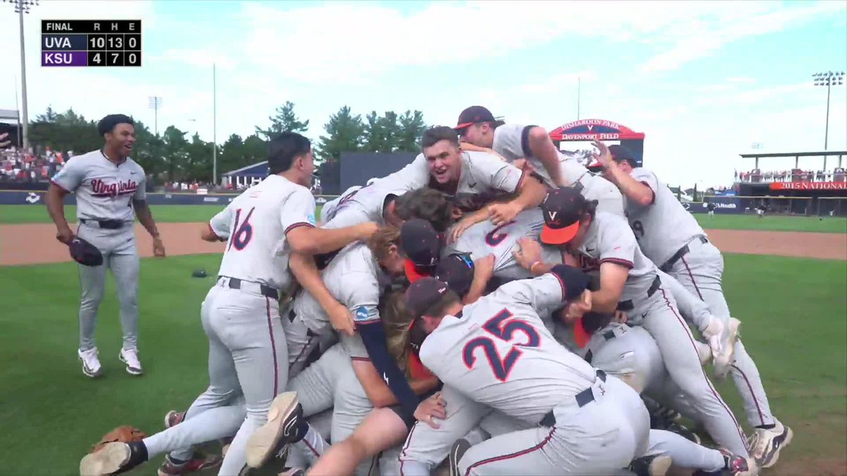 ๐๐๐๐ฆ ๐๐๐๐ ๐ข๐ฌ ๐๐ฆ๐๐ก๐ ๐๐จ๐ฎ๐ง๐! Sights and sounds from the final out! ๐บ: ESPNU | #GoHoos | #RoadToOmaha