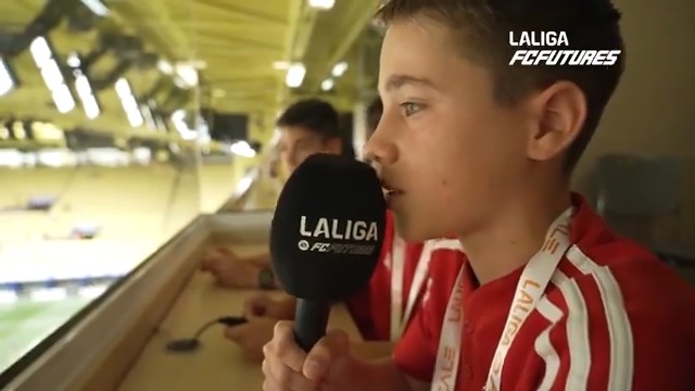 🎙❤ Los jugadores de C. A. OSASUNA, reporteros por un día en #LALIGAFCFUTURES. 😍 Seis jugadores del equipo rojillo vivieron una experiencia diferente narrando un partido de sus compañeros en LALIGA FC FUTURES desde las cabinas de radio del Estadio de la Cerámica.