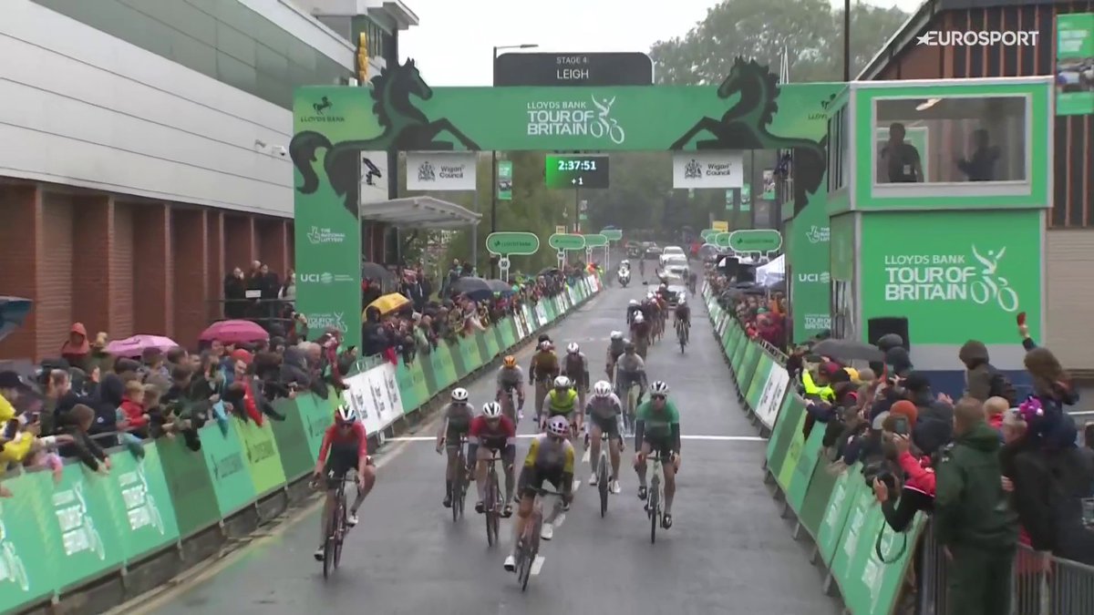 🚴🇬🇧 | Excuses voor ons taalgebruik, maar hier bestaan maar 3 letters voor: WTF! 😱 Lotte Kopecky wil de ritzege aan Christine Majerus schenken, maar die wordt geklopt door Ruby Roseman-Gannon... #TourOfBritain 📺 Koers kijk je op discovery+