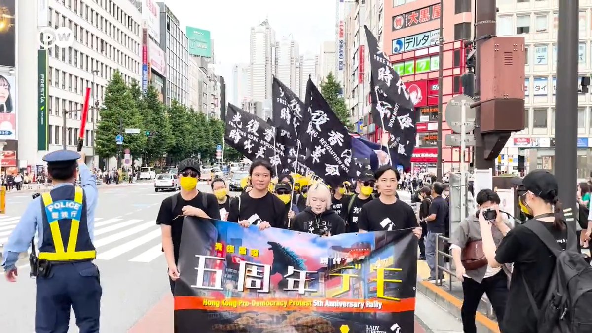在东京新宿区，居住在日本的香港人齐聚一堂，通过游行高喊“光复香港、时代革命”，纪念反送中运动五周年。同时，台北也举行了“捍卫民主 台港同行”游行活动。