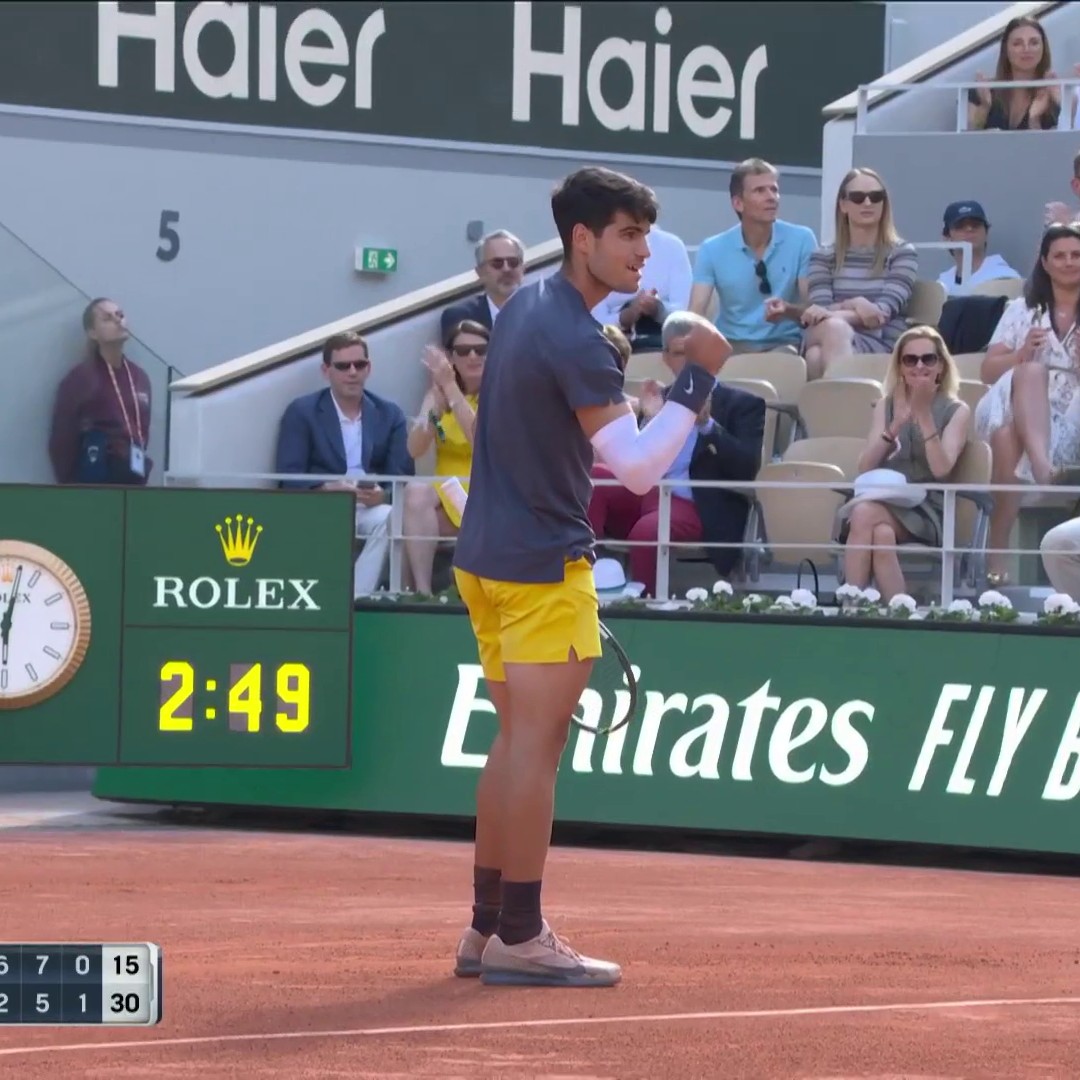 This point from Carlos Alcaraz is UNBELIEVABLE. 🔥 #RolandGarros