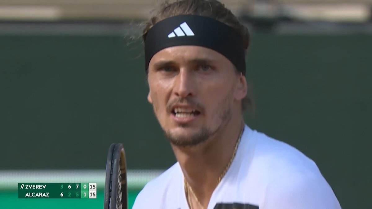 Carlos Alcaraz hits the shot of the match against Zverev at Roland Garros. He was so far off the court. But his athleticism and speed are out of this world. One handed backhand flick lob. Utter perfection. 🇪🇸