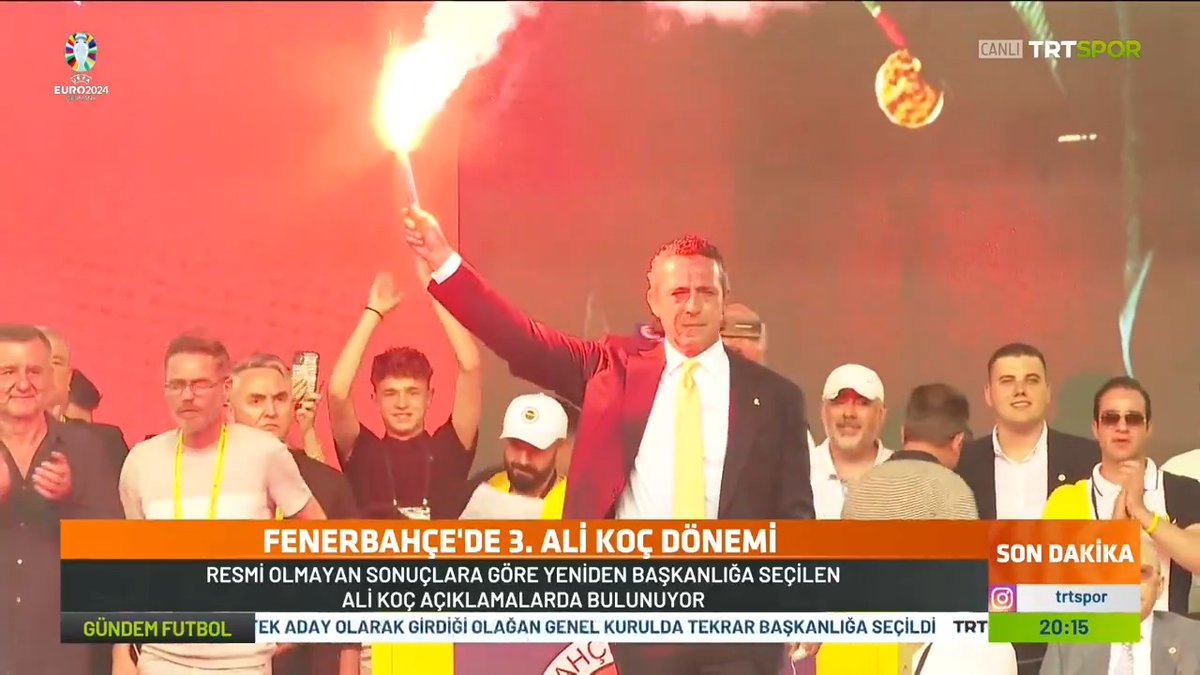 Fenerbahçe Başkanı Ali Koç, konuşmasının ardından meşale yaktı. 👇