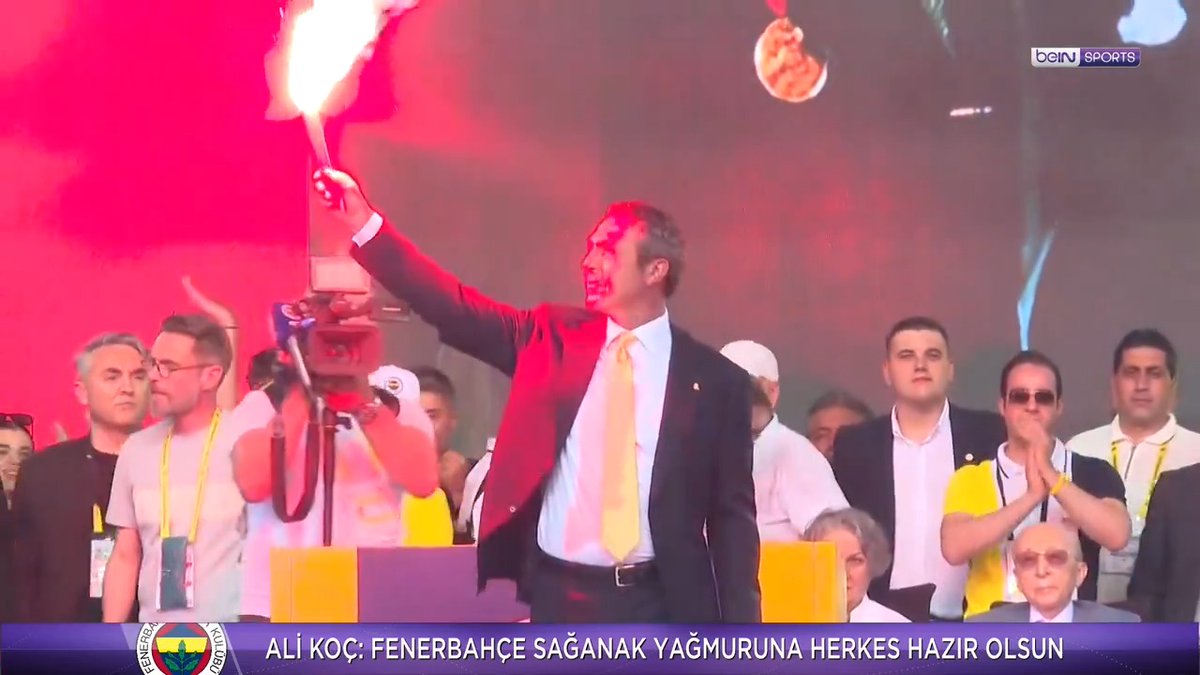 🟡🔵 Fenerbahçe'de 3. kez başkanlığa seçilen Ali Koç, konuşmasının ardından meşale yaktı!