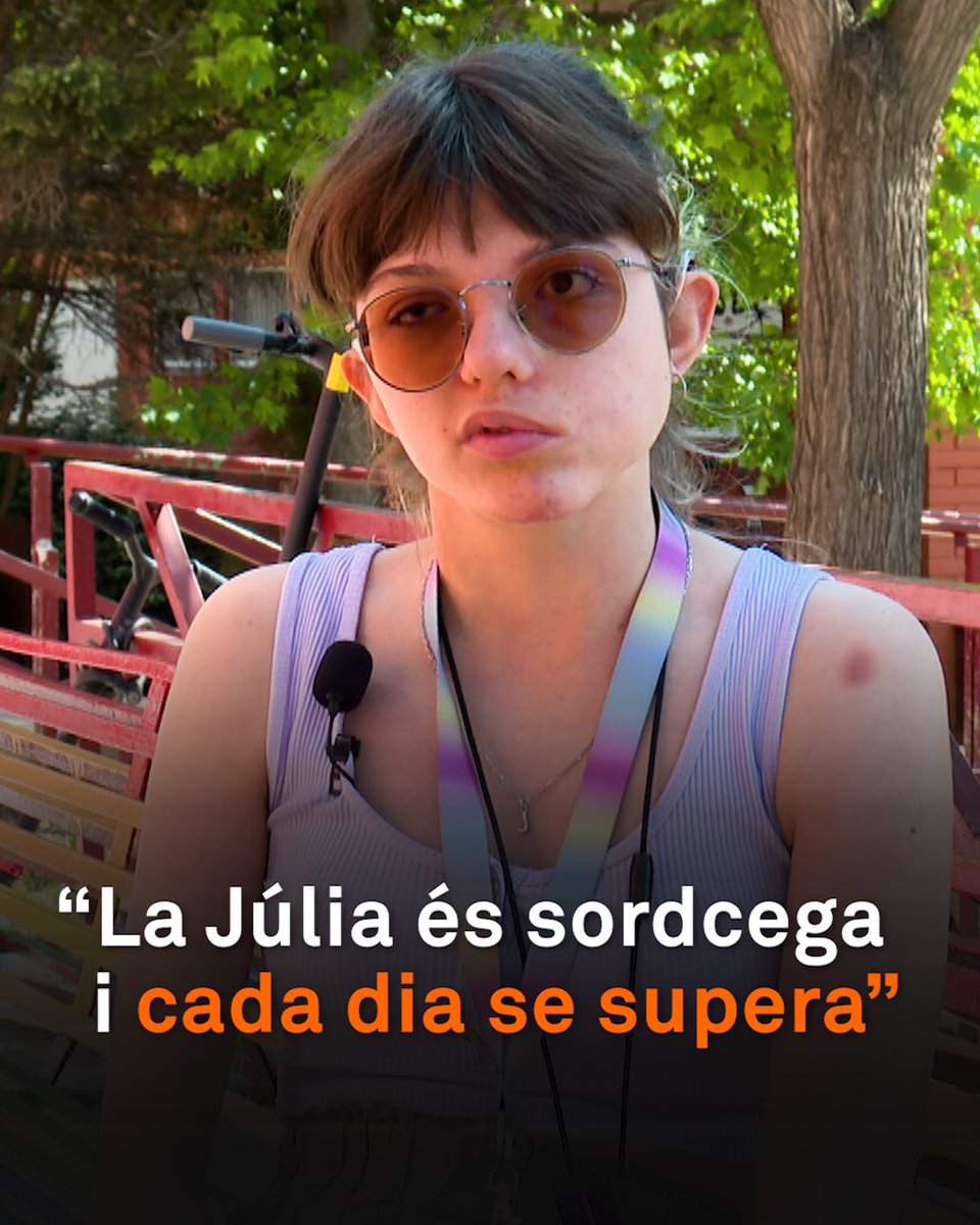 “Cada dia se supera a si mateixa.” La Júlia té 18 anys, és sordcega i ha tret un 10 al treball de recerca de batxillerat. Un gran èxit gràcies a l’esforç individual i col·lectiu de família, amistats, professorat i dels professionals que l’acompanyen