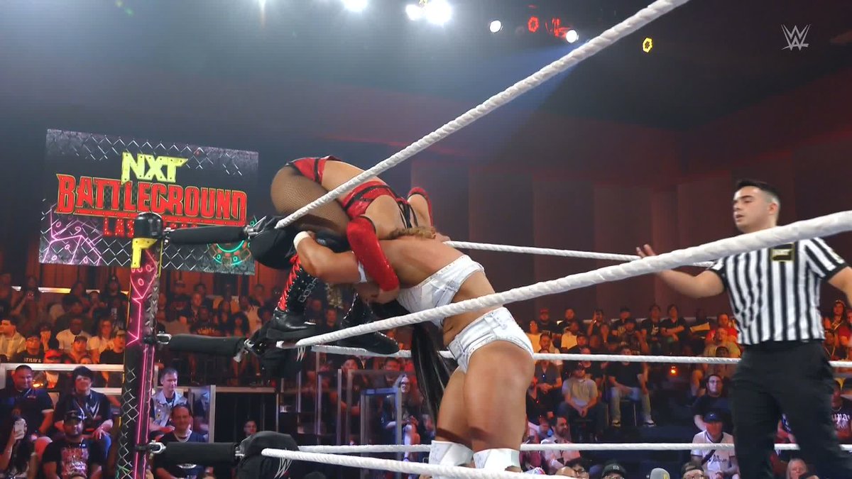 😱😱😱 roxanne is taking it to Jordynne Grace! #NXTBattleground