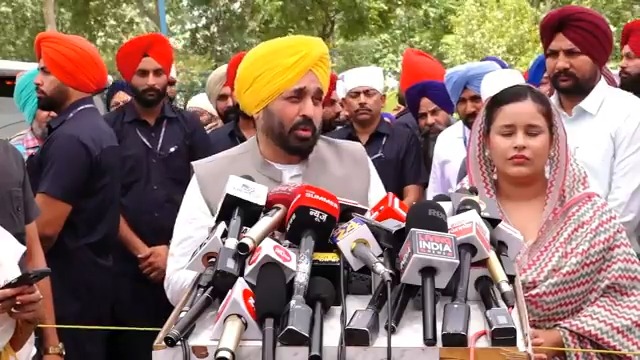 ਇਸ ਵਾਰ ਦੀਆਂ ਚੋਣਾਂ ‘ਚ ਢਾਈ ਮਹਿਨਿਆਂ ਦਾ ਲੰਬਾ ਚੋਣ ਜ਼ਾਬਤਾ ਲੱਗਿਆ ਹੋਇਆ ਸੀ, ਜਿਸ ਕਰਕੇ ਬਹੁਤ ਸਾਰੇ ਕੰਮ ਰੁਕੇ ਹੋਏ ਸੀ.. ਚੋਣਾਂ ਮੁਕਣ ਤੋਂ ਅਗਲੇ ਦਿਨ ਹੀ ਮੈਂ ਅਫ਼ਸਰ ਸੱਦ ਕੇ ਰੁਕੇ ਹੋਏ ਕੰਮ ਸ਼ੁਰੂ ਕਰਵਾਏ… ਜਿਵੇਂ ਕਿ ਕੱਲ੍ਹ ਹੀ ਅਸੀਂ ਪੋਸਟ ਮੈਟ੍ਰਿਕ ਸਕੌਲਰਸ਼ਿਪ ਦੇ ₹91 ਕਰੋੜ ਰੁਪਏ ਜਾਰੀ ਕਰ ਦਿੱਤੇ ਨੇ ਤਾਂ ਜੋ ਬੱਚਿਆਂ ਦੀ ਪੜ੍ਹਾਈ ‘ਚ ਕੋਈ ਦਿੱਕਤ ਨਾ ਆਵੇ..