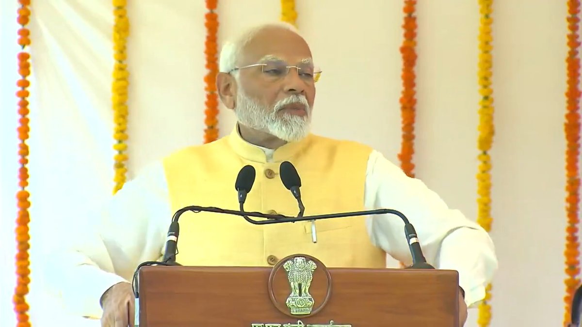 इस विजय के बड़े हकदार भारत सरकार के कर्मचारी भी हैं, जिन्होंने एक विजन के लिए खुद को समर्पित कर दिया।