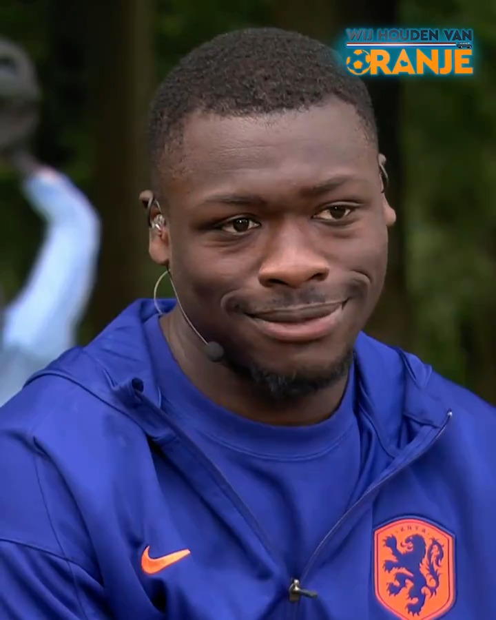 Brian Brobbey in z'n nopjes met zijn Crocs: 'Ze lopen heel lekker!' 😂👟 #wijhoudenvanoranje