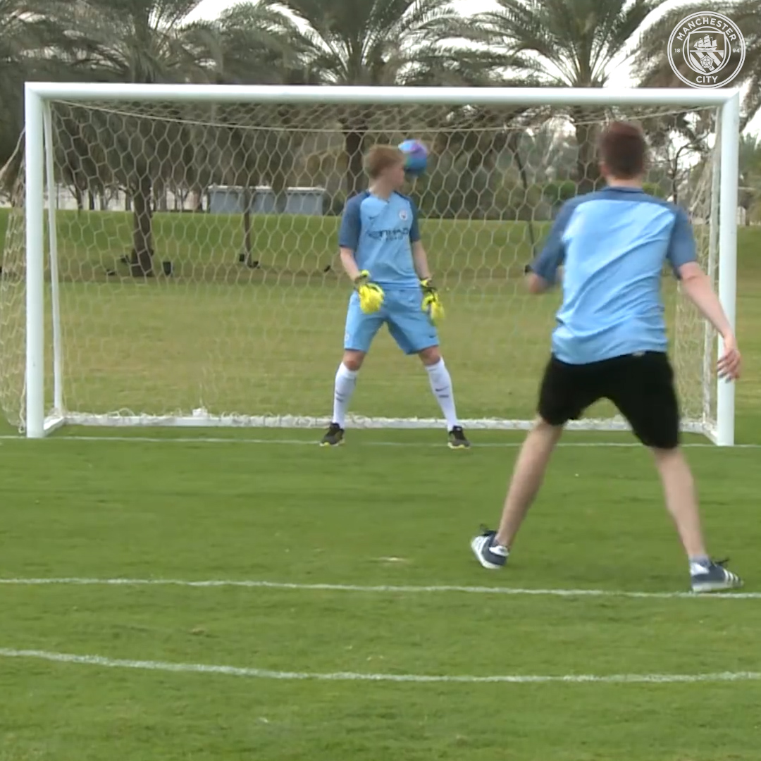 When Wedgeman Simon hit Kevin De Bruyne in the face 💥🤣