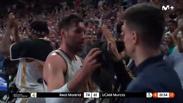 "Rudy Fernandez, lo, lo, lo, lo...🤍". La ovación del madridismo a su leyenda en el que puede ser su último partido en el WiZink Center. #PlayoffLigaEndesa #ListosParaRomperla