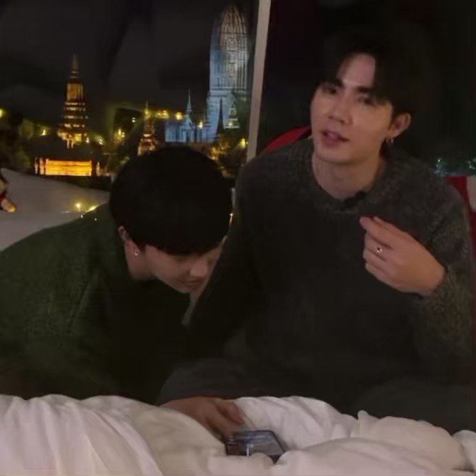 🐳 : have u ever been in love with someone to the point that u cant control urself anymore? like i love that person so much idk how to say it 🐱 : hmm 🐳 : nothing 🐱 : Hia talking about who? #HappyMoment3ZeeNunew