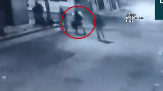 Guardias nacionales estuvieron 5 minutos antes del asesinato de 4 mujeres y 2 bebés en una vecindad de #León, #Guanajuato. ¿Por qué salieron con una bolsa negra? ¿Qué llevaban ahí? Cámaras de seguridad grabaron la salida de los guardias y la entrada de los asesinos: