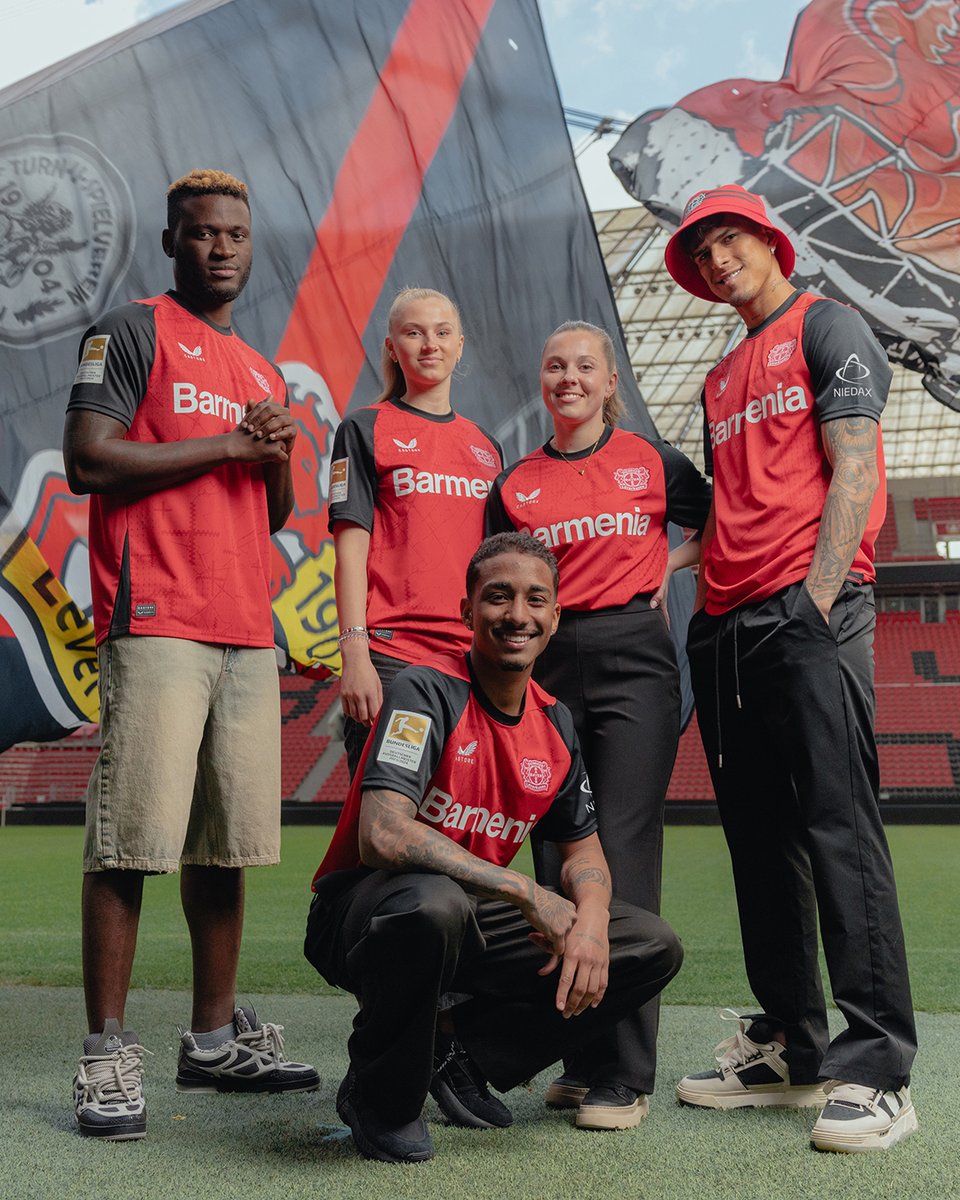 🤩 Legendary. Unterm Kreuz. Unser neues #Werkself-Heimtrikot ist da. Schwarz, rot, mit goldenem Meisterbadge, Elementen der Stadt und natürlich dem Kreuz auf der Brust! 😍 Historisch und wunderschön. Hier geht's zum Shop! 🔗👉