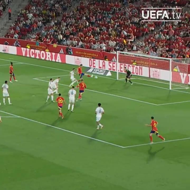 😍💎 Lamine Yamal (16) with some fantastic vision! ✨ #EURO2024