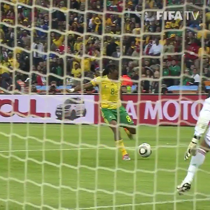 Hoy, hace 14 años, disfrutábamos de este momentazo. El gol de Tshabalala y el baile de los Bafana Bafana… 🇿🇦🤩
