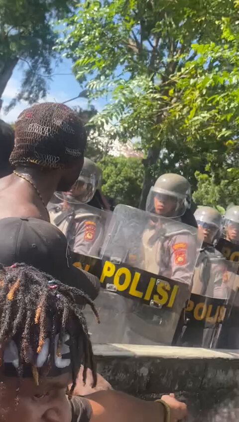 Bali 10/06/24 Sumberdaya Alamnya dikeruk alergi dengan suarah, orang Papua bilang Indonesia Klonialisme karna aspirasi direspon dengan kekerasan. Banyak orang di luar Papua hidup, cari cuan lainnya di Papua, mahasiswa papua hanya kuliah &amp; sampaikan hak² yang dicuri oleh NKRI
