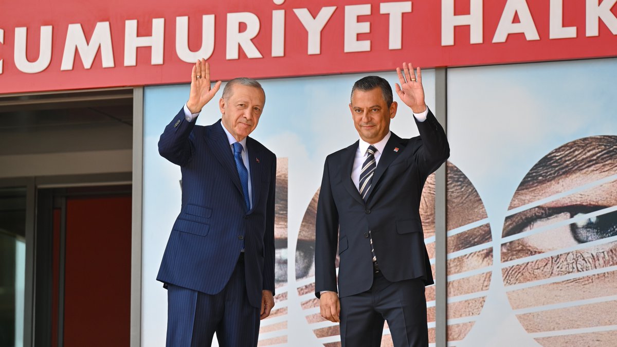 Cumhurbaşkanımız Recep Tayyip Erdoğan, Cumhuriyet Halk Partisi (CHP) Genel Başkanı Özgür Özel ile CHP Genel Merkezi'nde bir araya geldi.