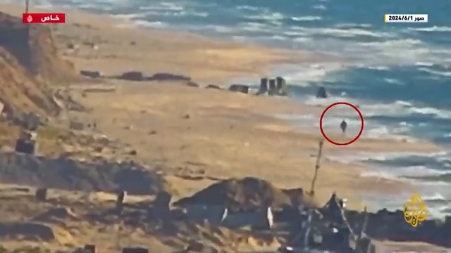 #الجزيرة تحصل على صور تظهر عمليات إعدام ميداني ارتكبها جنود الاحتلال في حق مدنيين فلسطينيين عزل خلال مرورهم نحو شمال #غزة عبر شارع الرشيد الساحلي، وتظهر ترك الجنود جثامين الشهداء ملقاة على شاطئ البحر ومنعَهم دفنها | تقرير: نسيبة موسى #الأخبار #حرب_غزة