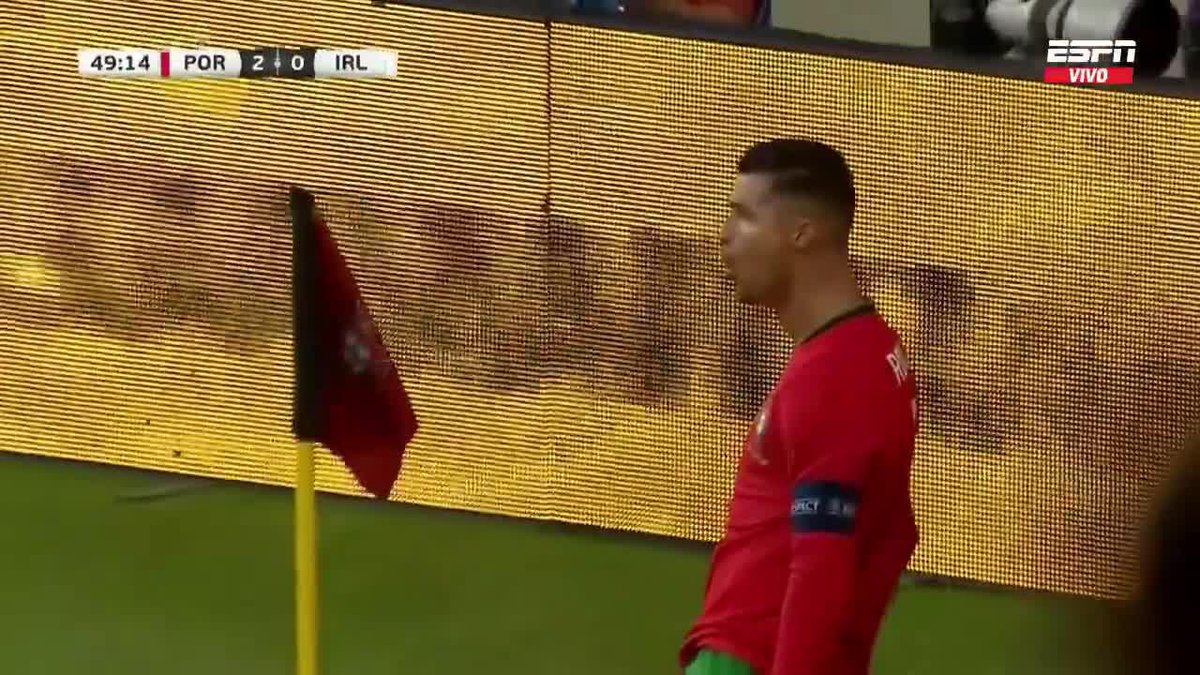 Control, bicicleta y al ángulo. El gol que acaba de hacerle Cristiano Ronaldo a Irlanda es un poema. 🎯🇵🇹
