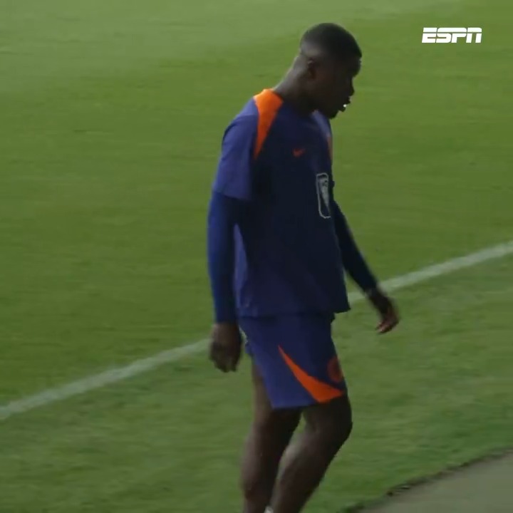 Brian Brobbey verlaat het trainingsveld vroegtijdig en gaat naar binnen met de fysio en dokter.