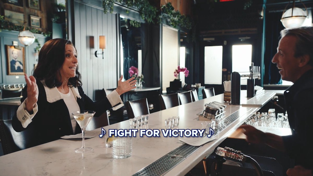 Julia Louis-Dreyfus (Julia Louis-Dreyfus) and Seth Meyers are just a couple of proud Northwestern alums who definitely know the school fight song. #DayDrinking