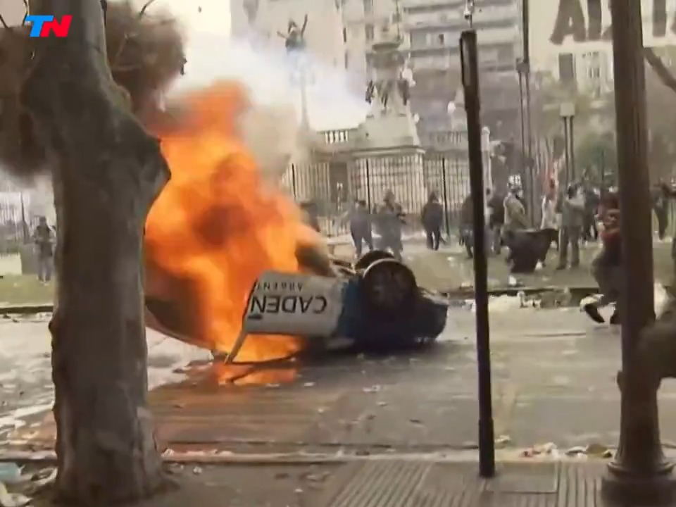 "Cadena 3": Porque incendiaron un auto de ese medio de comunicación durante las protestas contra la #LeyBases