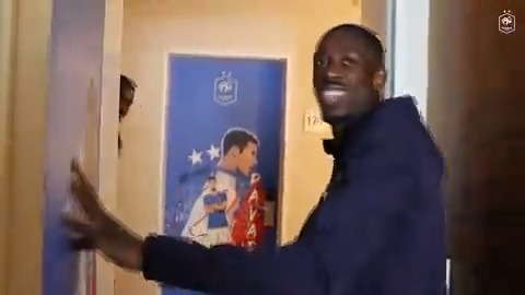 Quand Ousmane Dembélé présente sa chambre et ses voisins. 🇫🇷🤣 🎥 Equipe de France ⭐⭐