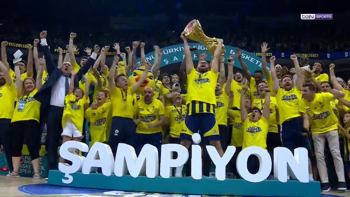 Şampiyon Fenerbahçe Beko, kupasını kaldırdı.
