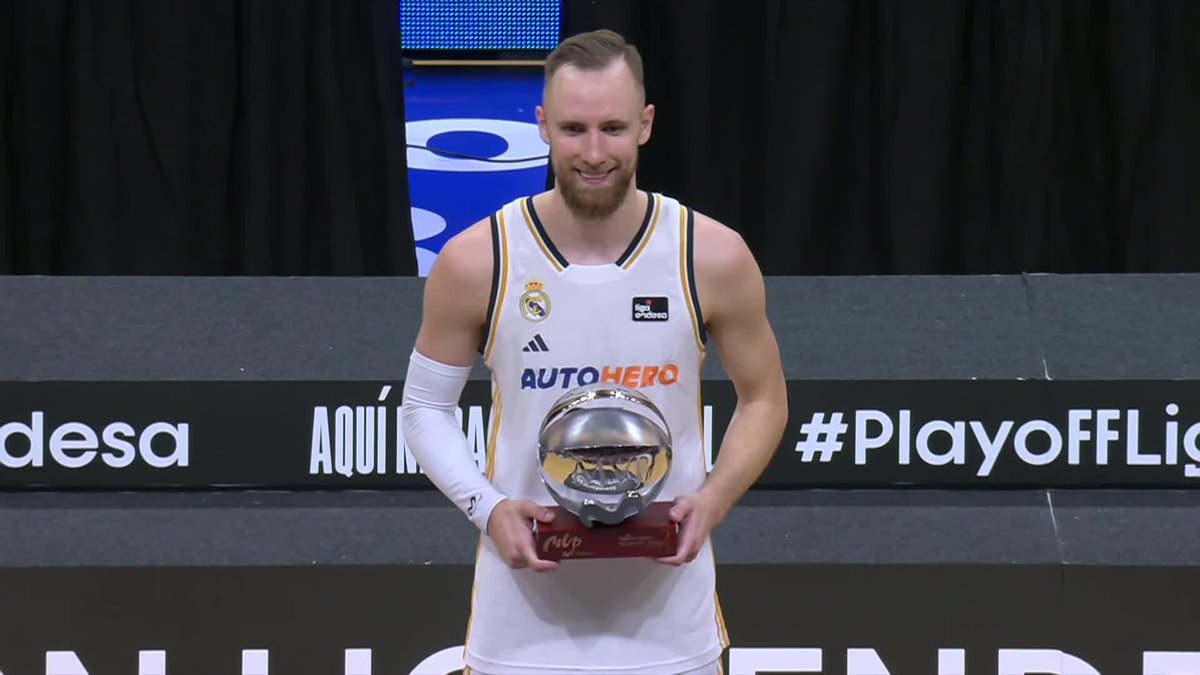 🏆 ¡Dzanan Musa, #MVPMovistar de la final del #PlayoffLigaEndesa! 👏, Dzanan Musa Lo recibe a manos de Alejandro Valverde. #ListosParaRomperla | Movistar España