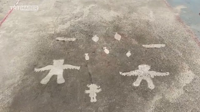 Batman'da Recep öğretmen, sıcaktan bunalan öğrencilerine nereyi merak ettiklerini sordu. Cevaplar su baskısıyla betona çizildi.