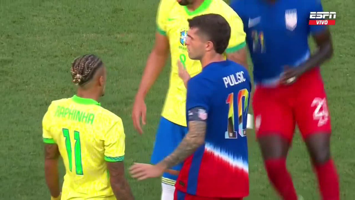 A Pulisic no le gustaron los lujos de Raphinha y le metió este PATADÓN en el amistoso. 😳