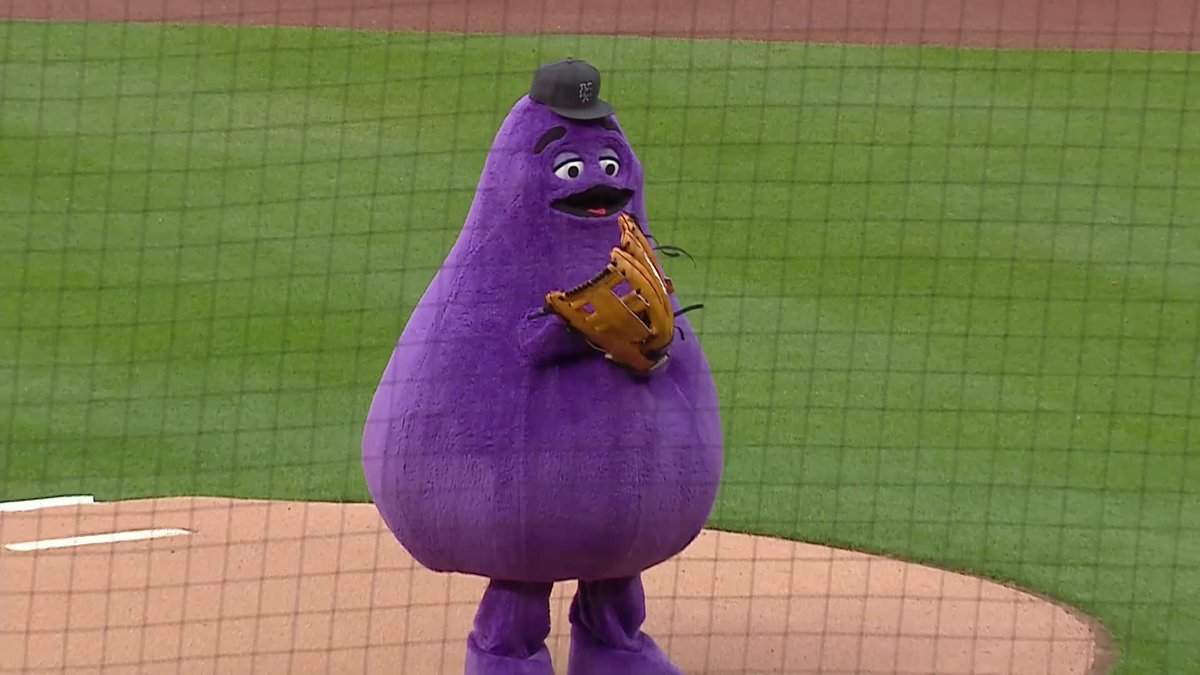 Grimace threw out the first pitch at Citi Field tonight 🍟 (via SNY Mets)
