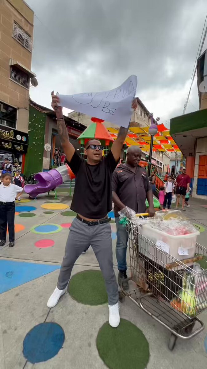 CONSERVAS DE COCO 🥥 LLEGÓ LA ALEGRÍA 🤩 En esta oportunidad me puse a vender conservas de coco en petare con el señor Mayus originario de Haití y la pasamos increíble!