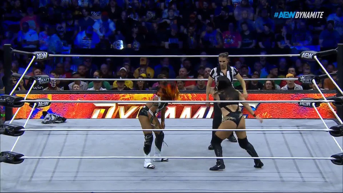 What athleticism off the announce table by the #TBS Champ! Watch #AEWDynamite LIVE on TBS! Último Moné | Zeuxis Lucero (セウシス)