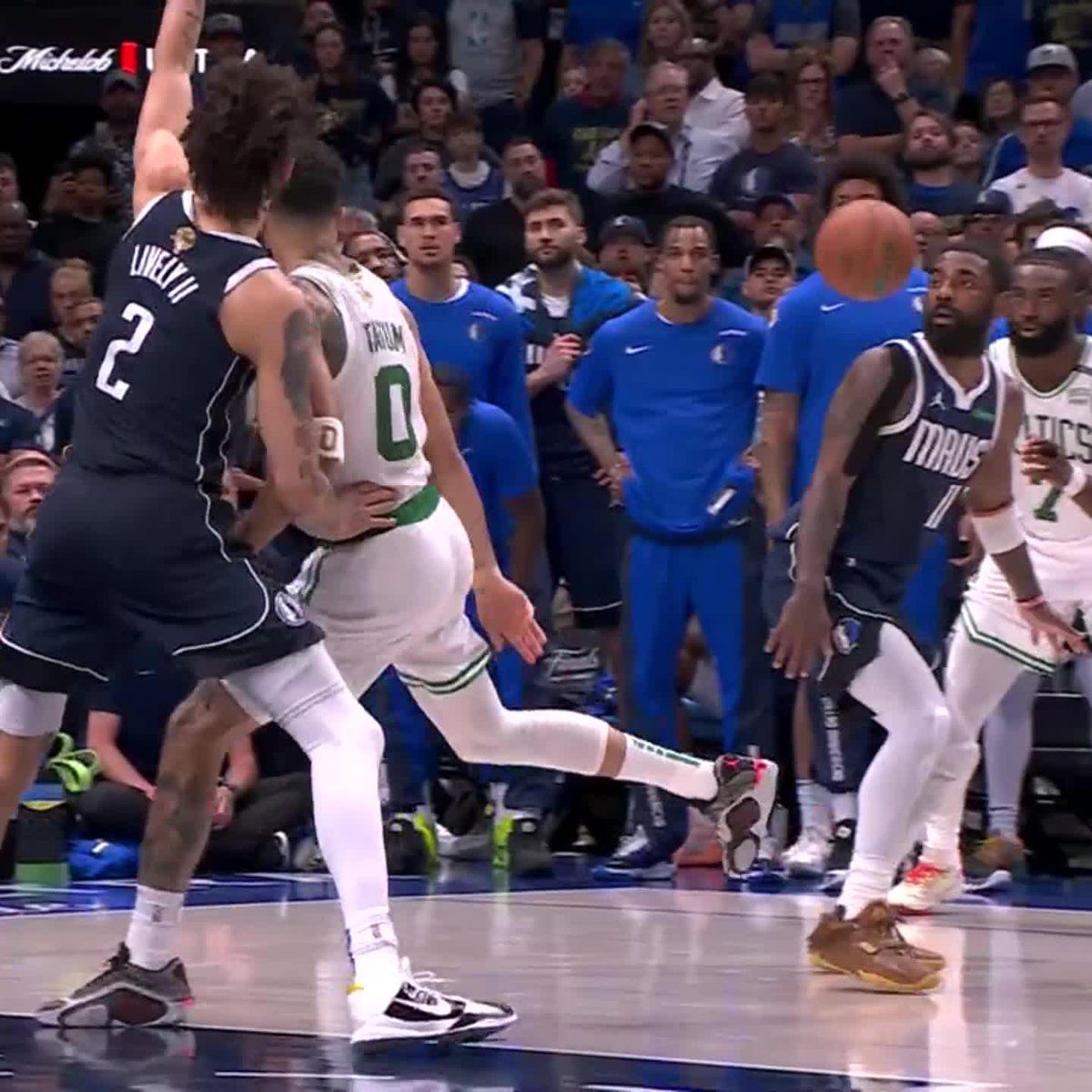 This pass by Tatum had Kyrie lost 😳