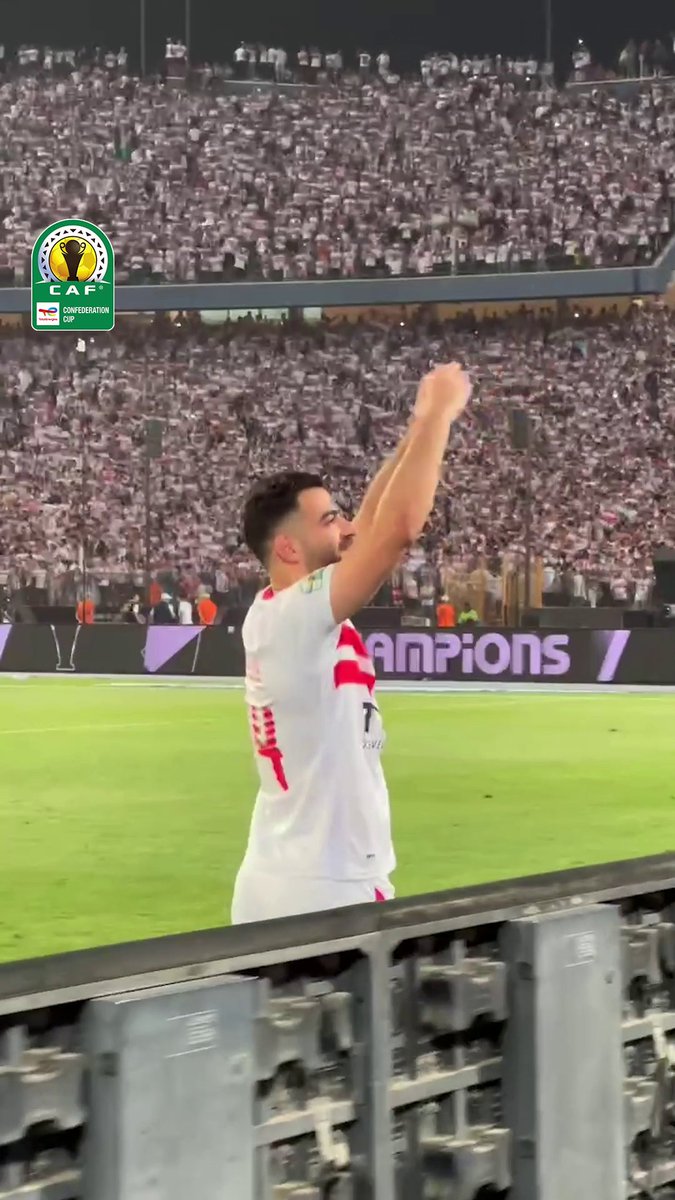 مدافع من طراز رفيع! 👏 احتفال رائع لحمزة المثلوثي مع جمهور الزمالك عقب التتويج بكأس الكونفدرالية 🏹🏆 #TotalEnergiesCAFCC