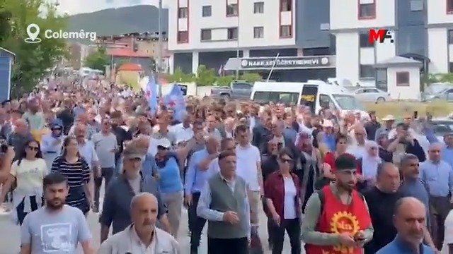 Colemêrg’de irade gaspına karşı “Belediyeler halkındır gaspa izin vermeyeceğiz” şiarıyla düzenlenen miting için halk alana yürüyor.