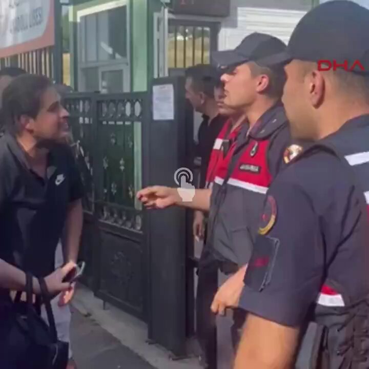 Kocaeli'de bir Anadolu Lisesi.. Bazı kız öğrenciler, kıyafetleri 'uygunsuz' bulunduğu için jandarma marifetiyle mezuniyet törenine alınmadı.. Kim liseli bir kız çocuğunun kıyafeti için uygunsuz diyorsa, benim nazarımda tacizcidir.. onlar bizim çocuklarımız.. ne uygunsuzu kardeşim..