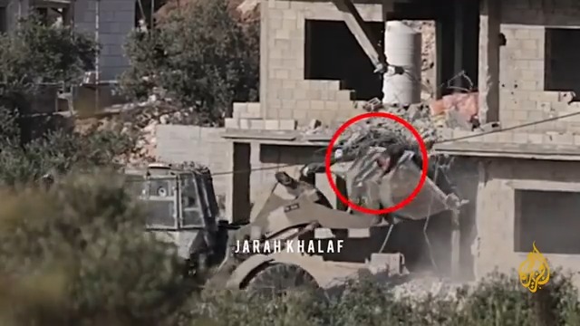 صور تظهر تمثيل قوات الاحتلال بجثمان شهيد فلسطيني خلال تجريف أجزاء من منزل في بلدة قباطيا جنوب مدينة جنين بالضفة الغربية، بعد محاصرته لساعات وقصفه #حرب_غزة #الأخبار