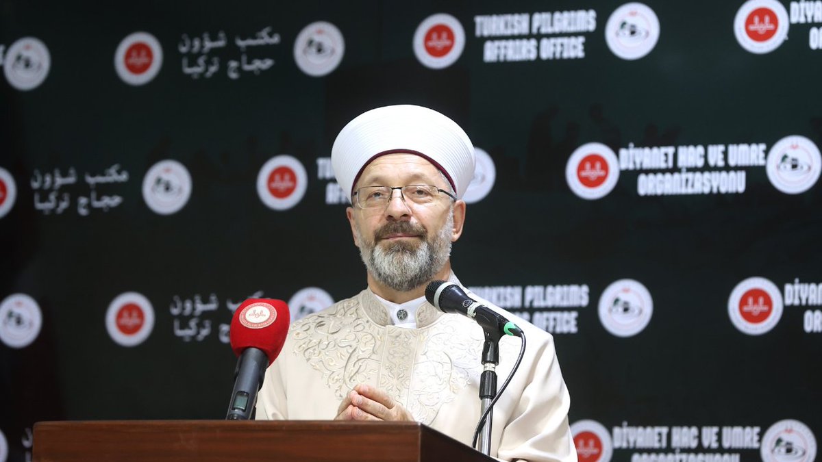 Hac ve umre için bu ülkeye gelen milyonlarca müminin bilgi ve bilinç dünyalarına katkı sunmak için gösterdikleri gayrete yakinen şahit oluyoruz. Allah onlardan razı olsun. Harem’in genişletilmesi ve daha çok müminin daha kolay şekilde ibadetini yapması için ortaya konulan çabayı görüyoruz.