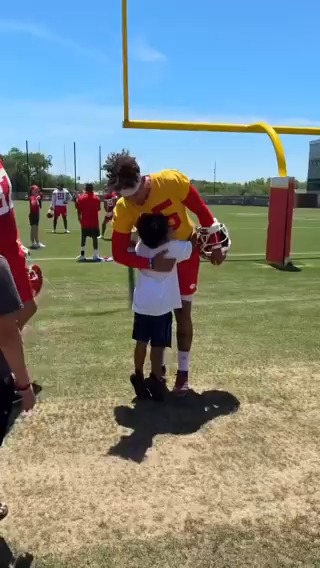 Kenyon, a Make-A-Wish Foundation recipient, met his Super Bowl champs and it's the most wholesome thing you'll see all day โค๏ธ (via Kansas City Chiefs)