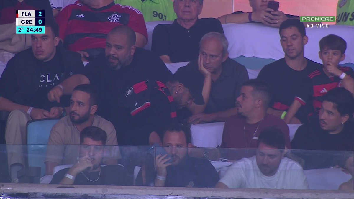 Com camisa do Flamengo no ombro, Neymar dá autógrafos no Maracanã.