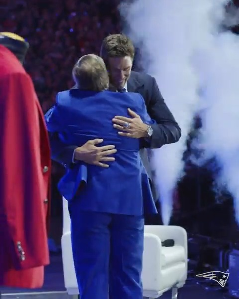 BILL BELICHICK WALKING OUT IN GILLETTE STADIUM WITH FANS GOING WILD FOR HIM AS HE HUGS TOM BRADY, ABSOLUTELY ELECTRIC. One of the best walkouts ever 🤯