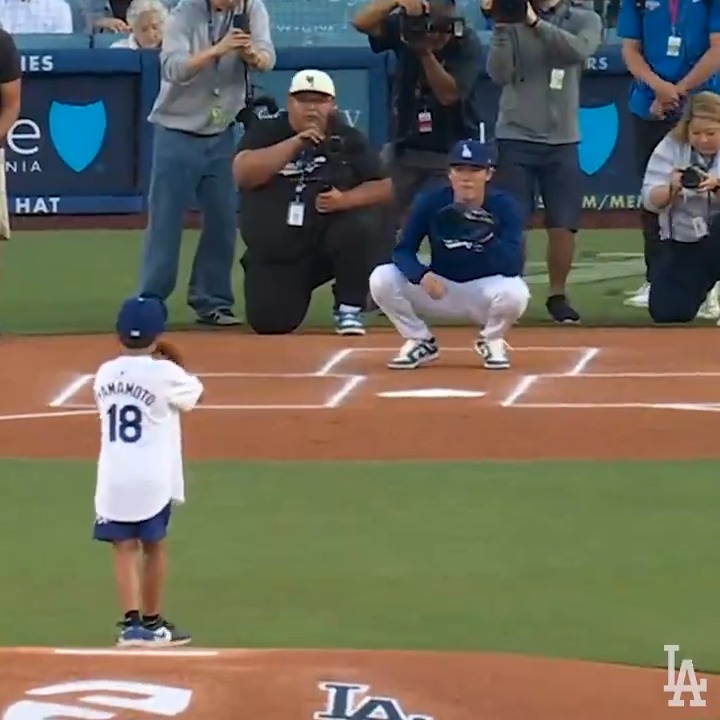Keita throwing heat to Yoshinobu on his bobblehead night. 🔥
