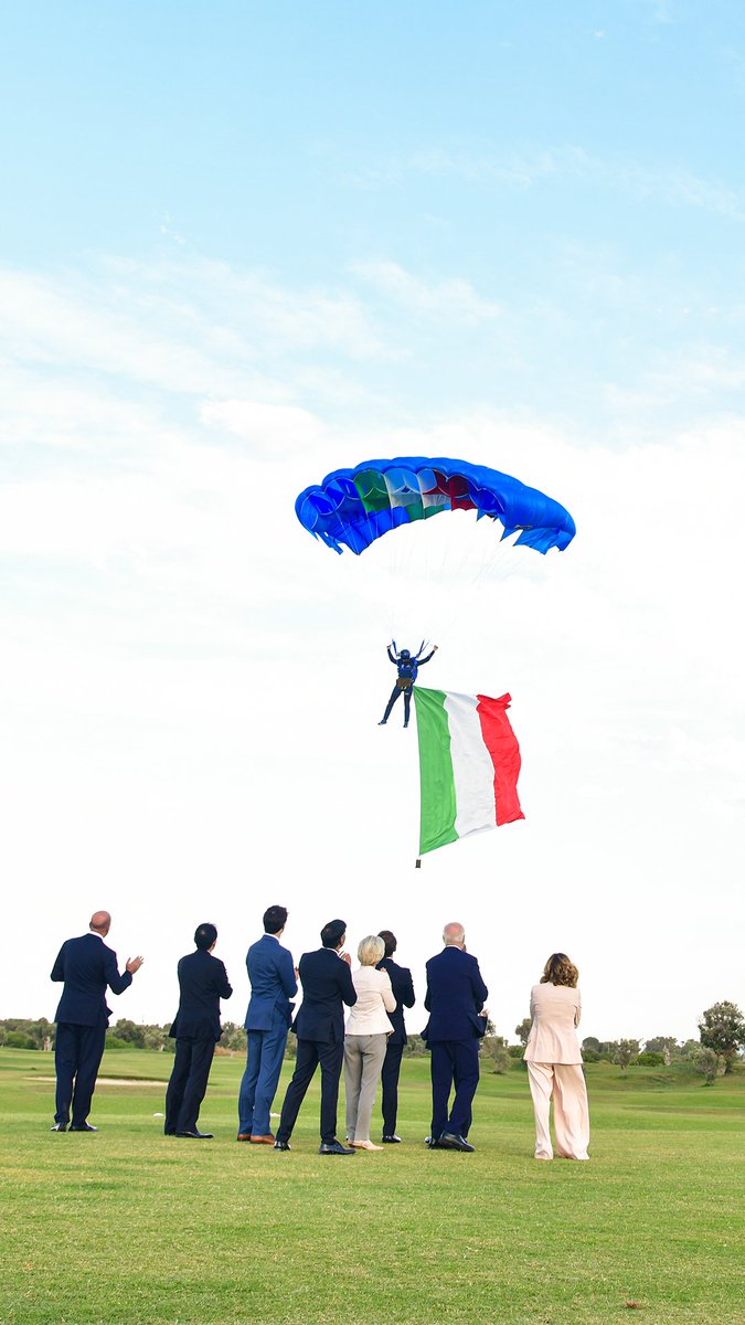 Sui cieli della Puglia le bandiere del Gruppo dei Sette. Grazie al Reparto Attività Sportive di paracadutismo dell’Esercito Italiano per questa emozionante esibizione. #G7Italy