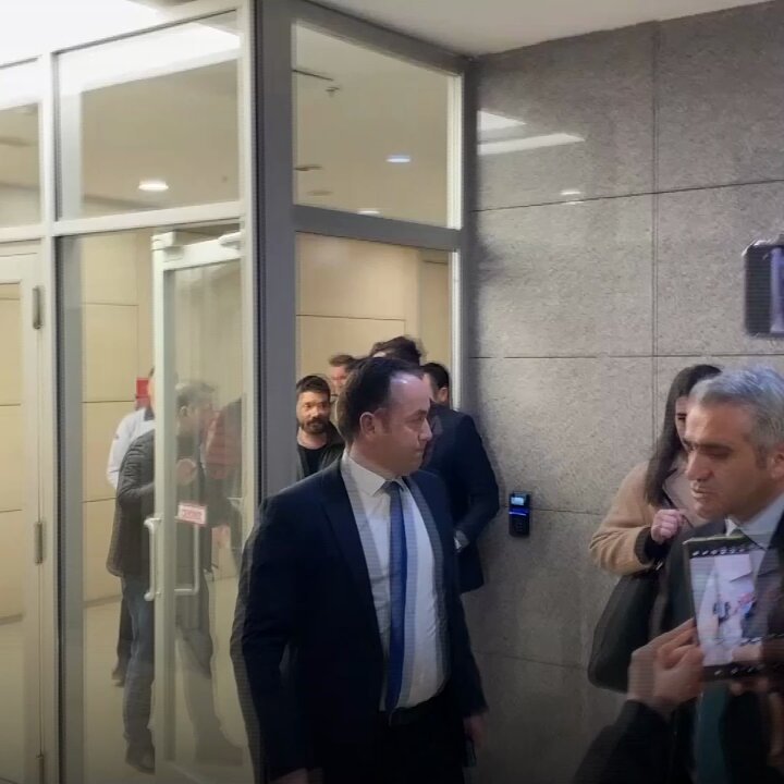 Oğuzhan Uğur’un 6 Şubat depremleri sonrası barajların çatladığı yönünde paylaşımlarda bulunulmasına ilişkin yürütülen soruşturma tamamlandı. Uğur’un ‘basın ve yayın yoluyla halkı yanıltıcı bilgiyi alenen yayma’ suçundan 4 yıl 6 aya kadar hapis cezasına çarptırılması talep edildi.