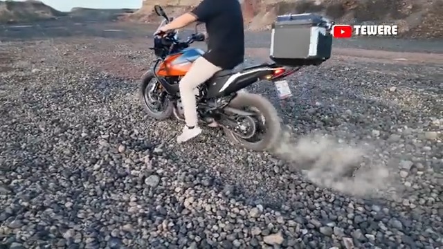 Değişik bir yere gittim Ön izleme Akşam rahat kafayla izleyeceğiniz videoyu yüklemiş olurum Şimdiden söyleyeyim video Kürtçedir "vay efendim nasıl Kürtçe olur" ihbarcılarına duyurulur Tabi abone değilseniz linki tıklayarak önce abone olabilirsiniz ⬇️⬇️⬇️