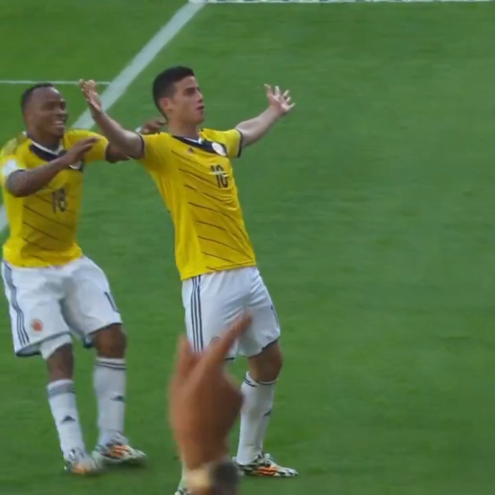🇨🇴 Hace 10 años, @JamesdRodriguez marcaba su primer gol en Brasil 2014, el Mundial en donde sacó a bailar a todos. 🕺 Selección Colombia | #CopaMundialFIFA